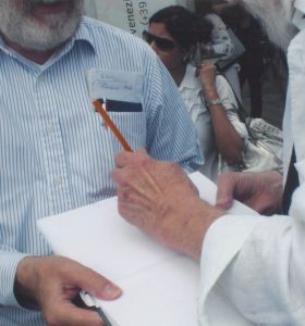 Wulf Herzogenrath reicht John Baldessari sein Gästebuch Wulf Herzogenrath reicht John Baldessari, der 2009 den Goldenen Löwen der Biennale in Venedig erhielt, an der Vaporetto-Station sein Gästebuch.